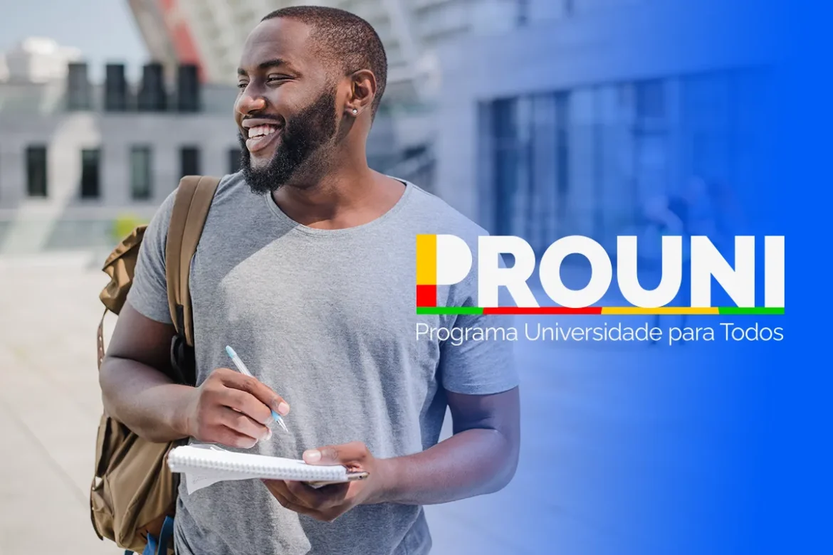 Estudante universitário sorrindo enquanto anota informações em um caderno, representando candidatos do Prouni atentos ao prazo final de entrega de documentos.