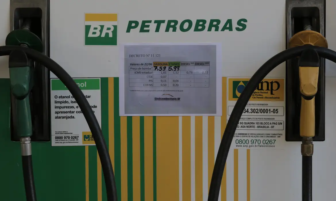 Caminhoneiros alertam sobre paralisação em reação à preço do diesel 6 Bombas de gasolina, etanol e diesel lado a lado, com tabela de preços afixada ao centro