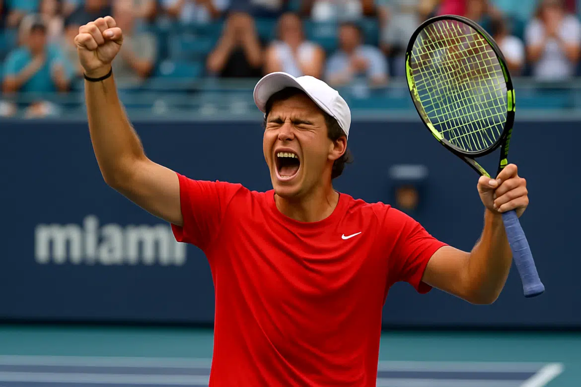 Tenista comemorando vitória em quadra