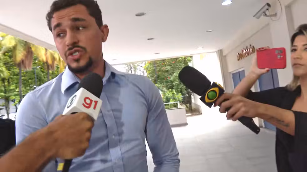 Quem é o vereador preso em operação contra o Comando Vermelho no Rio de Janeiro 6 Vereador Salvino Oliveira em pé falando ao microfone