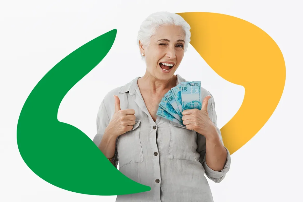 Mulher idosa de cabelos brancos segurando notas de R$ 100 e fazendo sinal de positivo com símbolo do INSS ao fundo