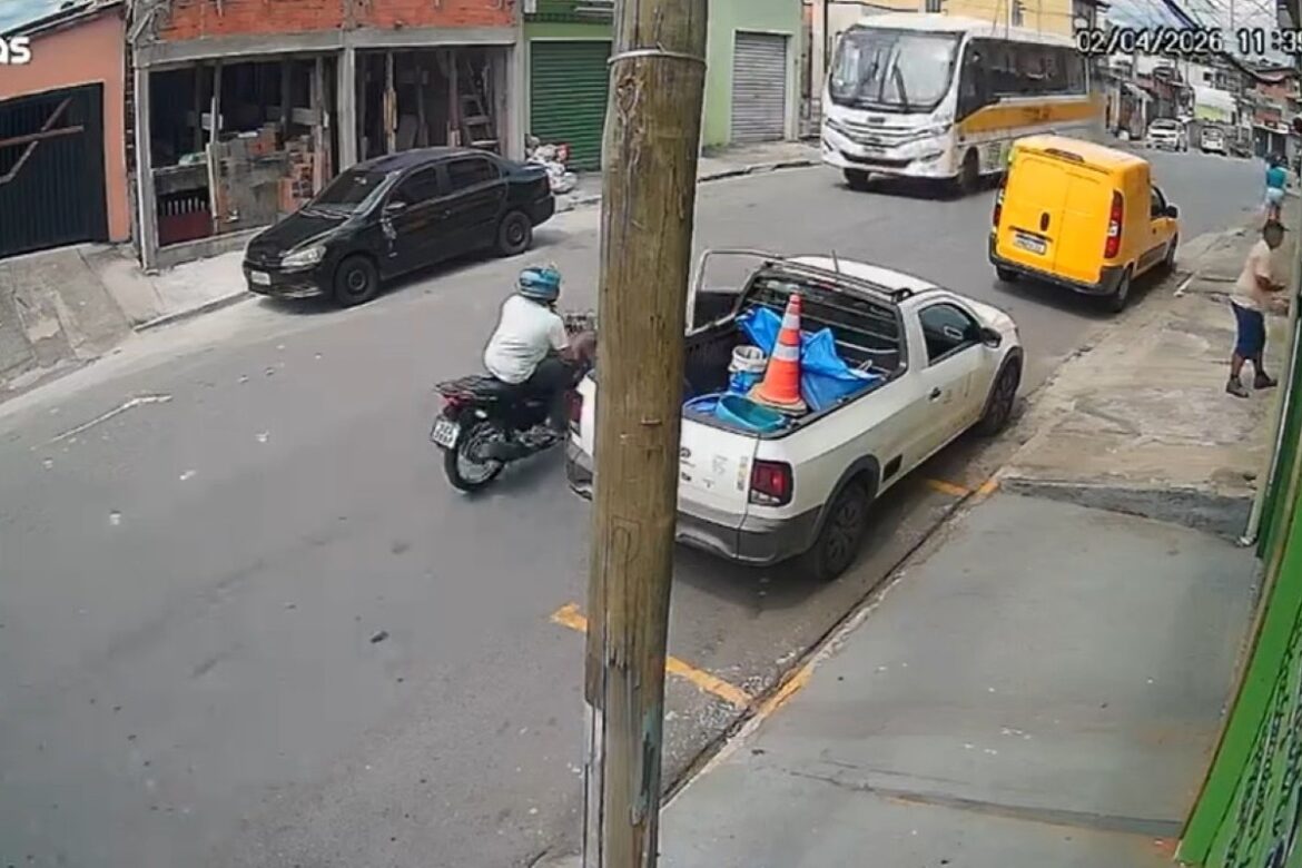 Câmera de segurança flagra momento em que picape estaciona na Rua Luísa Rizo, presente em Caieiras, segundos antes de acidente