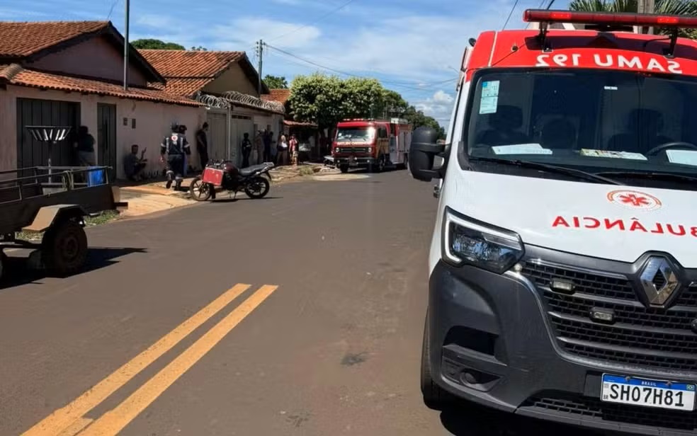 Adolescente sofre acidente e não resiste ao ficar com a cabeça presa em janela de banheiro 6 Ambulância do SAMU 192 e viatura dos Bombeiros na Rua Atenas em Itumbiara após acidente doméstico com menina de 11 anos
