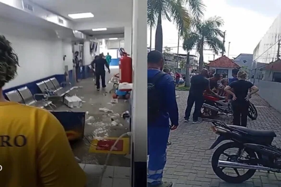 Interior de CRAS depredado com cadeiras reviradas e pessoas do lado externo observando, incluindo homens de uniforme azul