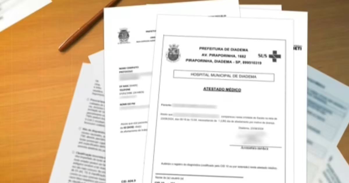 Atestados médicos falsos virtuais viralizam na internet; veja como funciona o golpe 6 Documentos de atestado médico do Hospital Municipal de Diadema com logo do SUS e brasão da Prefeitura sobre mesa de madeira