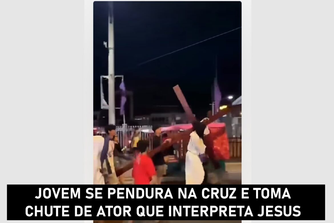 Ator vestido de Jesus solta cruz e chuta jovem que se pendurou na estrutura durante encenação da Paixão de Cristo.