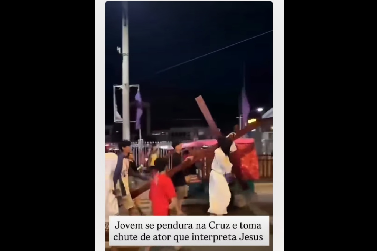 Paixão de Cristo: jovem se pendura em cruz e leva chute de ator; assista ao vídeo 6 Ator vestido de Jesus solta cruz e chuta jovem que se pendurou na estrutura durante encenação da Paixão de Cristo.