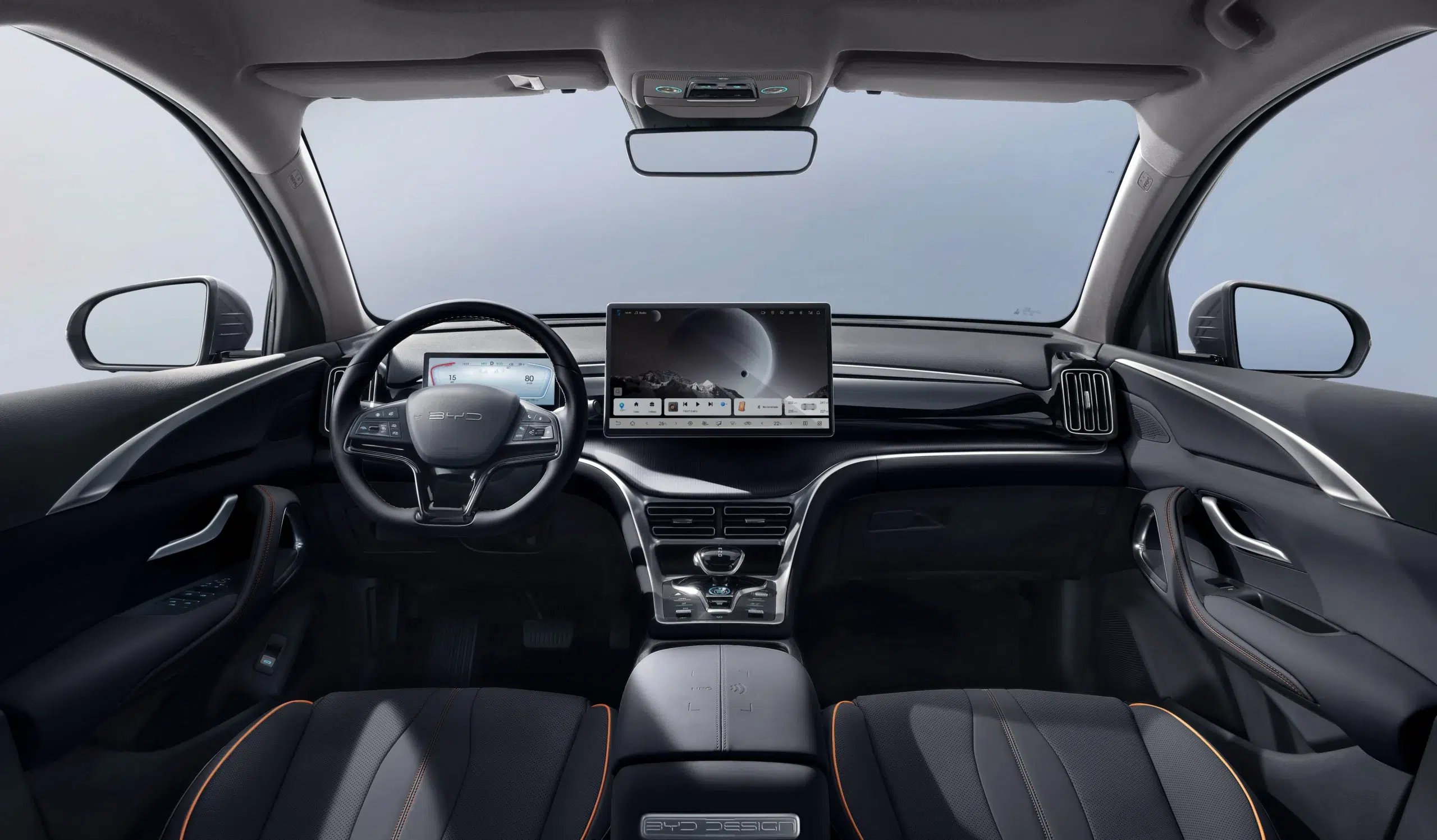 BYD Song Pro lança versão híbrida que percorre 301 km sem usar gasolina 7 Cabine do BYD Song Pro exibindo volante com logo, tela flutuante de 15,6", bancos em couro preto e laranja e painel digital