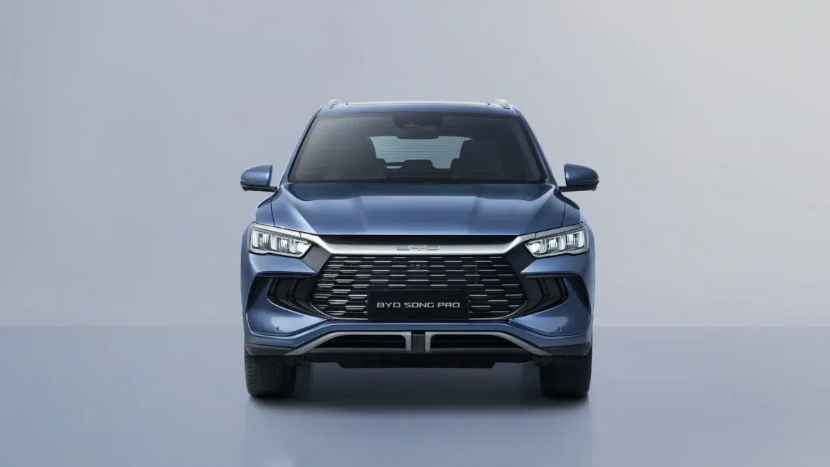 SUV híbrido BYD Song Pro azul visto de frente com grade hexagonal, faróis LED e design Dragon Face