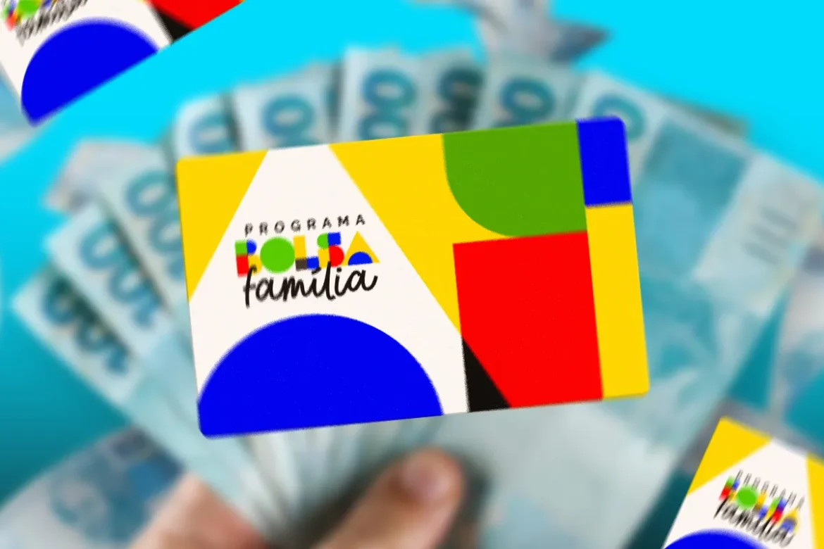 Cartão do programa Bolsa Família com cédulas ao fundo representando pagamento antecipado em abril.