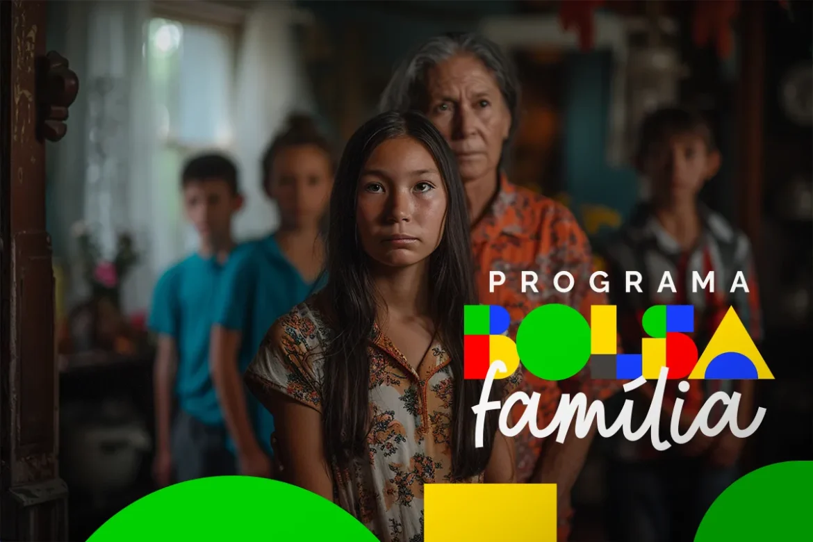 Família com jovem de cabelos longos, idosa e crianças em ambiente doméstico com logo do Programa Bolsa Família