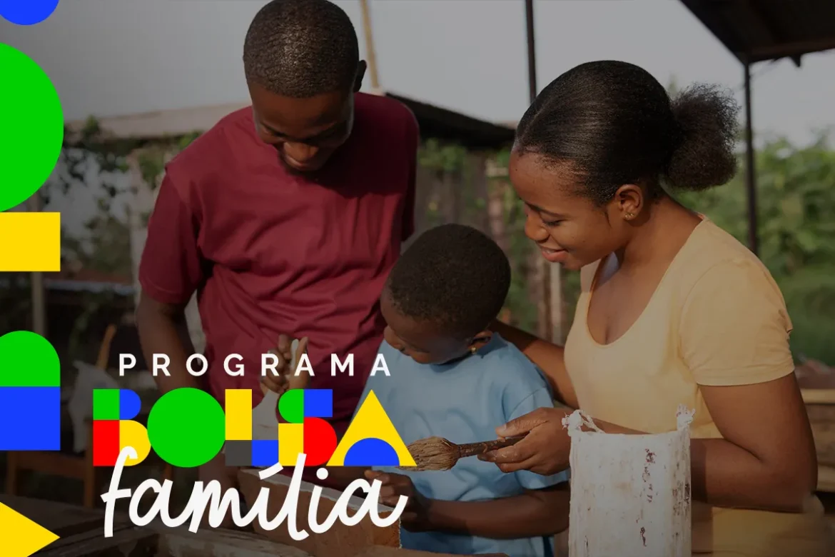 Pai, mãe e filho em oficina trabalhando com logo do Programa Bolsa Família na imagem