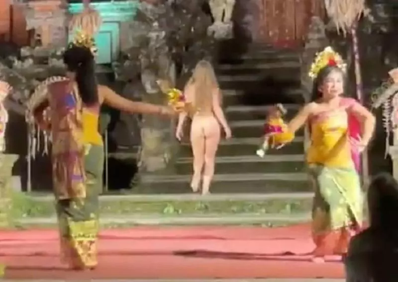Do sexo com estátuas a prejuízos de milhões: 5 casos de vandalismo que chocaram o mundo 6 Mulher loira nua caminha entre dançarinos balineses em trajes tradicionais no Templo Saraswati, subindo escadaria