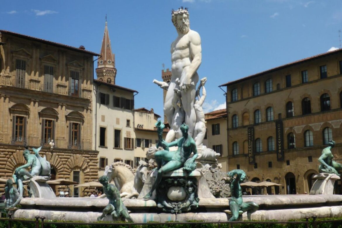 Estátua branca de Netuno sobre carruagem com cavalos de bronze na Piazza della Signoria, Florença