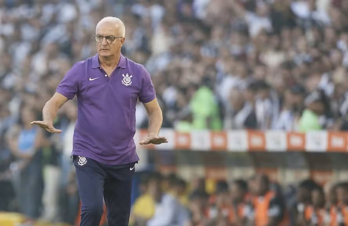 Dorival Júnior de camisa polo roxa com escudo do Corinthians, óculos, gesticulando com as mãos abertas em estádio lotado.