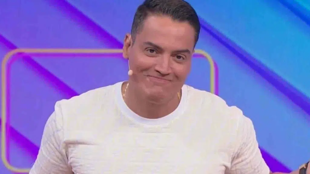 Empresa de Léo Dias recebeu quase R$ 10 milhões do Banco Master 6 Leo Dias, jornalista de celebridades, usando camiseta branca e microfone de lapela em estúdio de TV