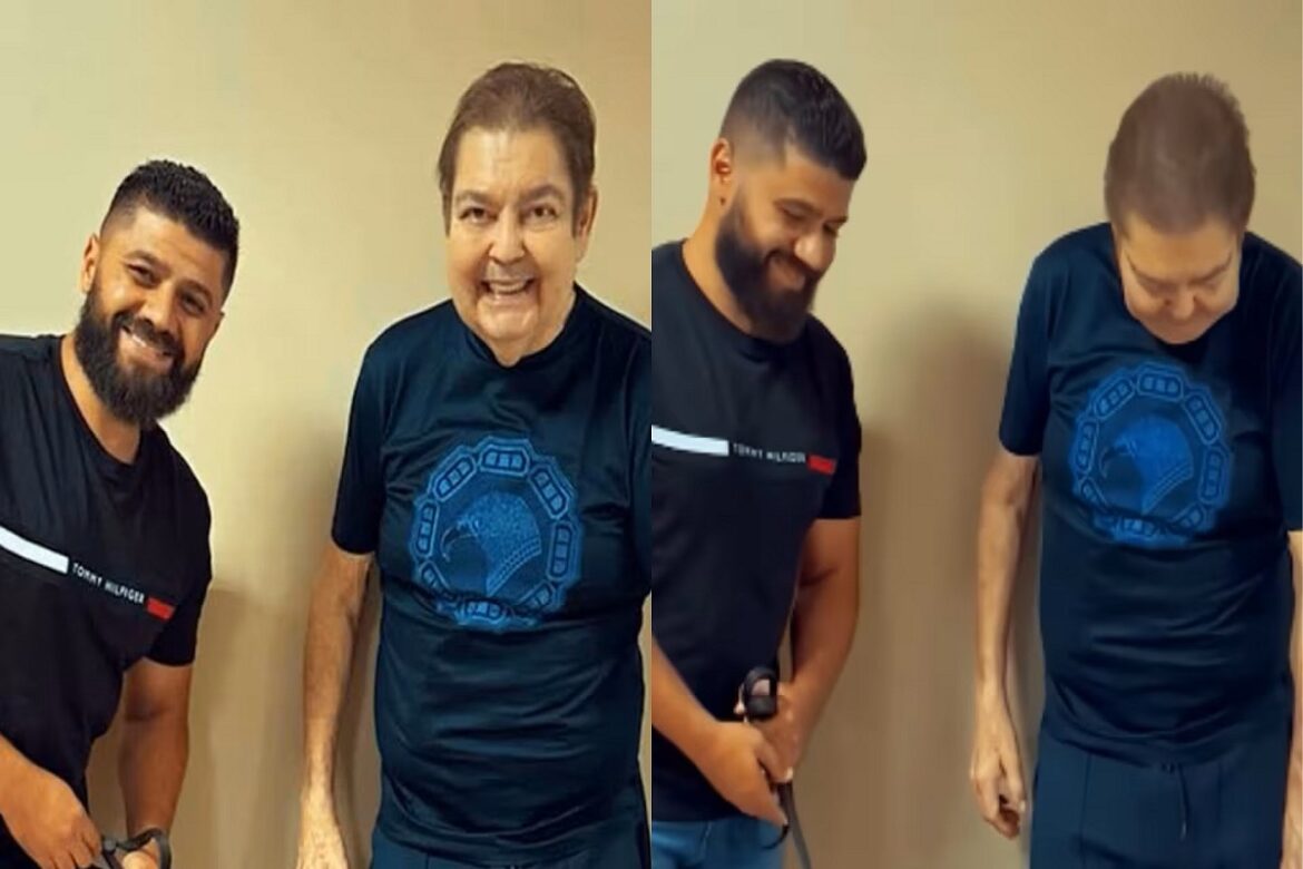 Faustão de pé, sorridente, usando camiseta azul com estampa, ao lado do criador Victor Gabriel de camiseta preta Tommy Hilfiger