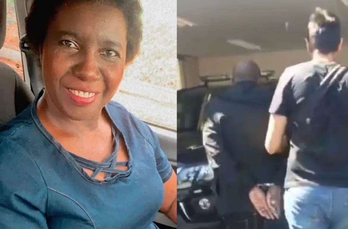 Mulher negra sorrindo com blusa azul e homem algemado conduzido por policial para viatura