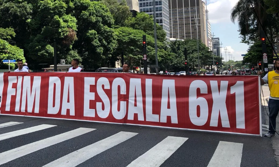 Fim da escala 6x1 pode não valer para todas as profissões: veja quem fica de fora 6 Manifestantes seguram faixa vermelha "Fim da Escala 6x1" em protesto na Avenida Paulista, SP