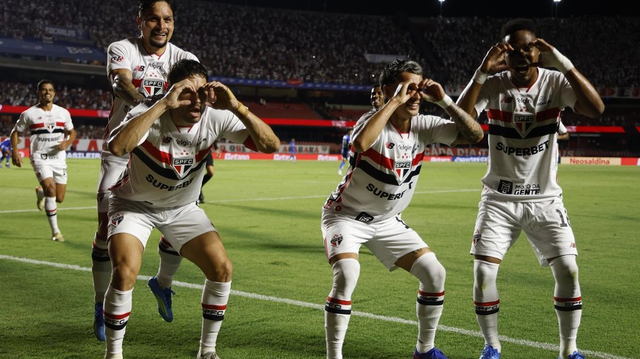 Futebol ao vivo nesta terça (07/04): confira horários e onde assistir 6 Quatro jogadores do São Paulo fazem gesto de binóculos com as mãos em comemoração no gramado do Morumbi