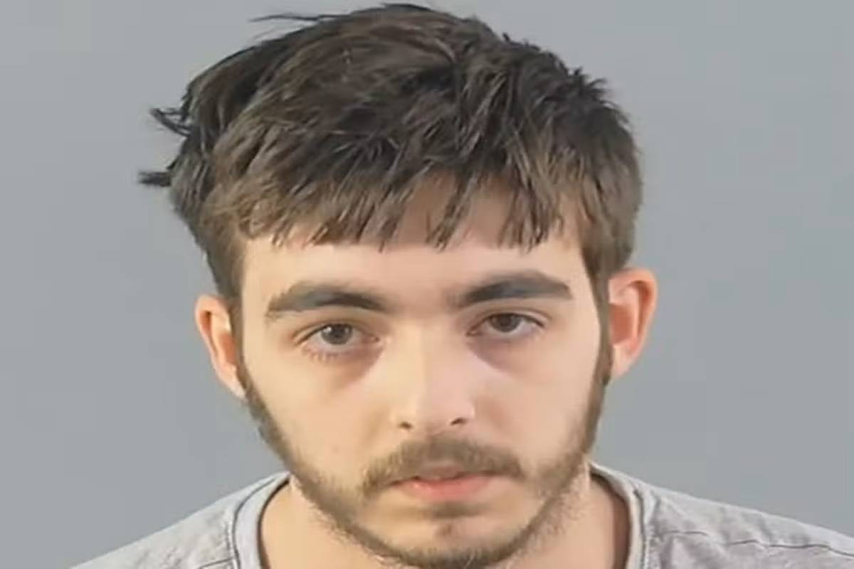 Caso Carlo Tritta: condenação por crimes sexuais contra adolescente expõe táticas de predadores em jogos online 2 Carlo Tritta, 19 anos , em foto de custódia com cabelo castanho bagunçado, barba rala, expressão neutra e camiseta cinza.