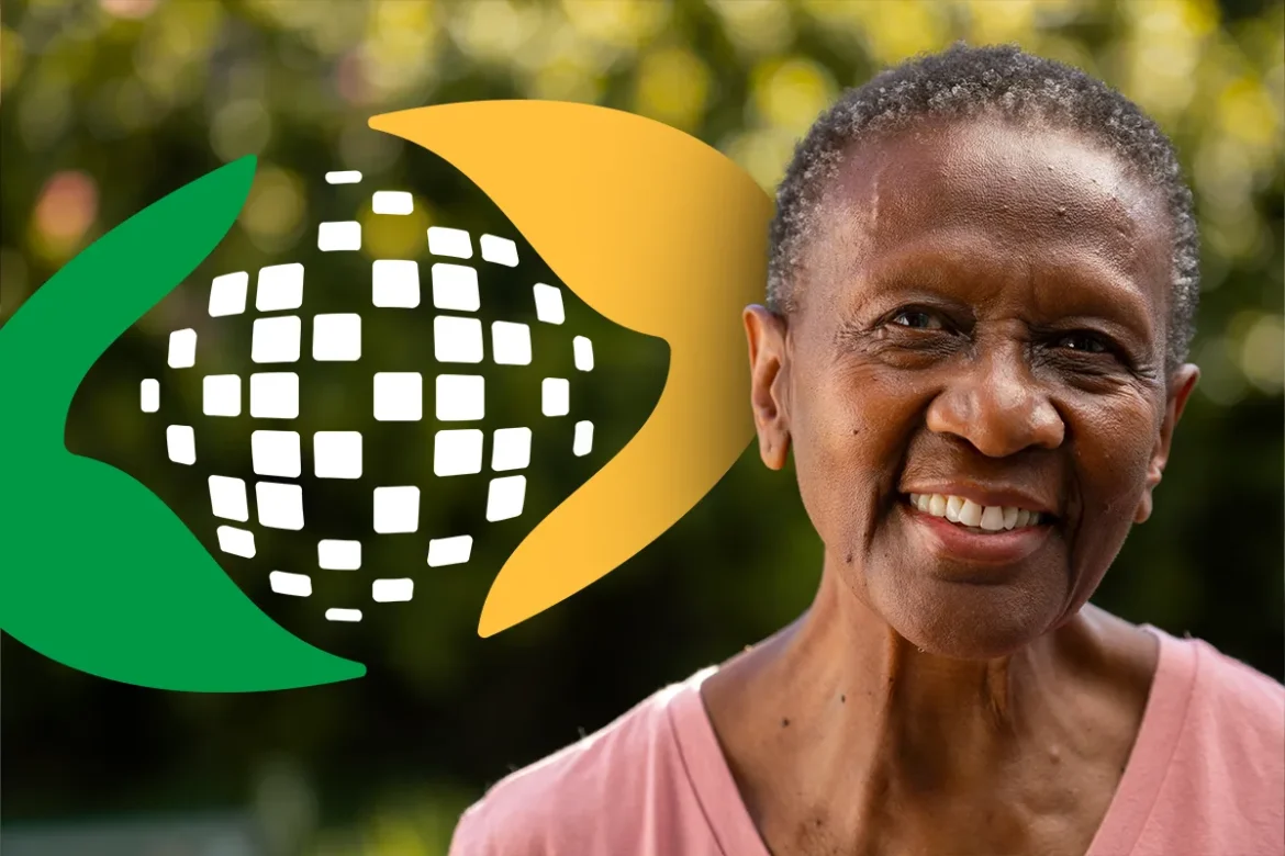 Mulher idosa negra sorrindo com cabelos grisalhos curtos ao lado do logo oficial do INSS em verde e amarelo