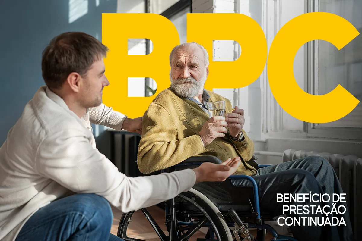 INSS oferece mutirão de perícias médicas com 19 mil vagas neste fim de semana 6 Jovem de blusa branca oferece copo d'água a idoso de barba branca em cadeira de rodas, ao lado de texto BPC amarelo