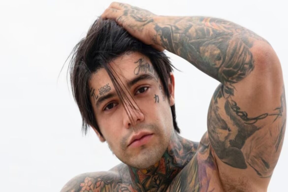 Influencer Yeferson Cossio posando para foto