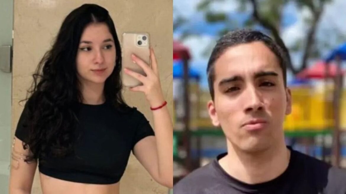 Jovem de cabelos longos escuros com cropped preto faz selfie; ao lado, homem de cabelo curto em parque com brinquedos coloridos