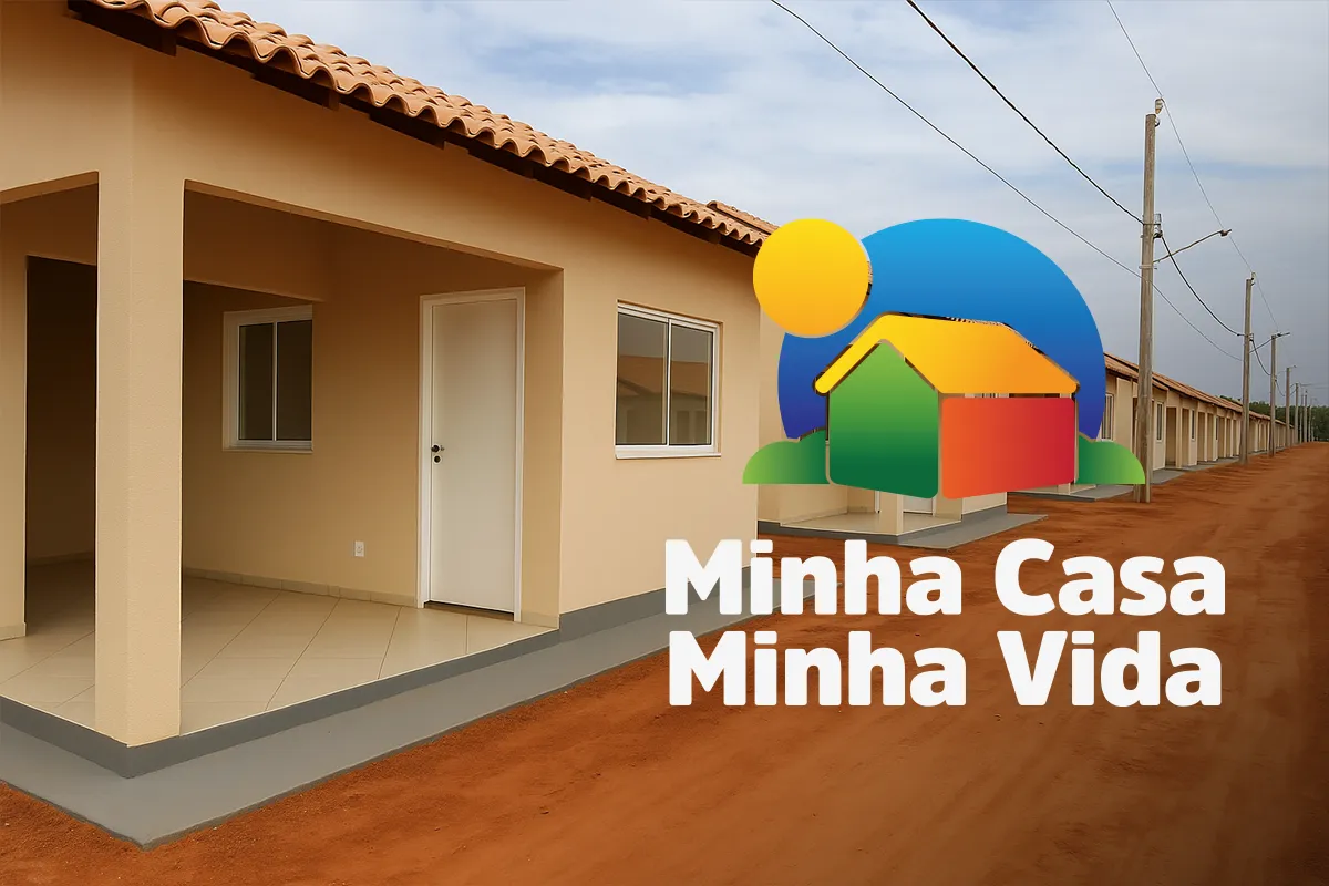 Minha Casa, Minha Vida: confira as novidades nas regras do programa 6 Conjunto habitacional com casas cor bege, telhado cerâmico e logo oficial do Minha Casa Minha Vida