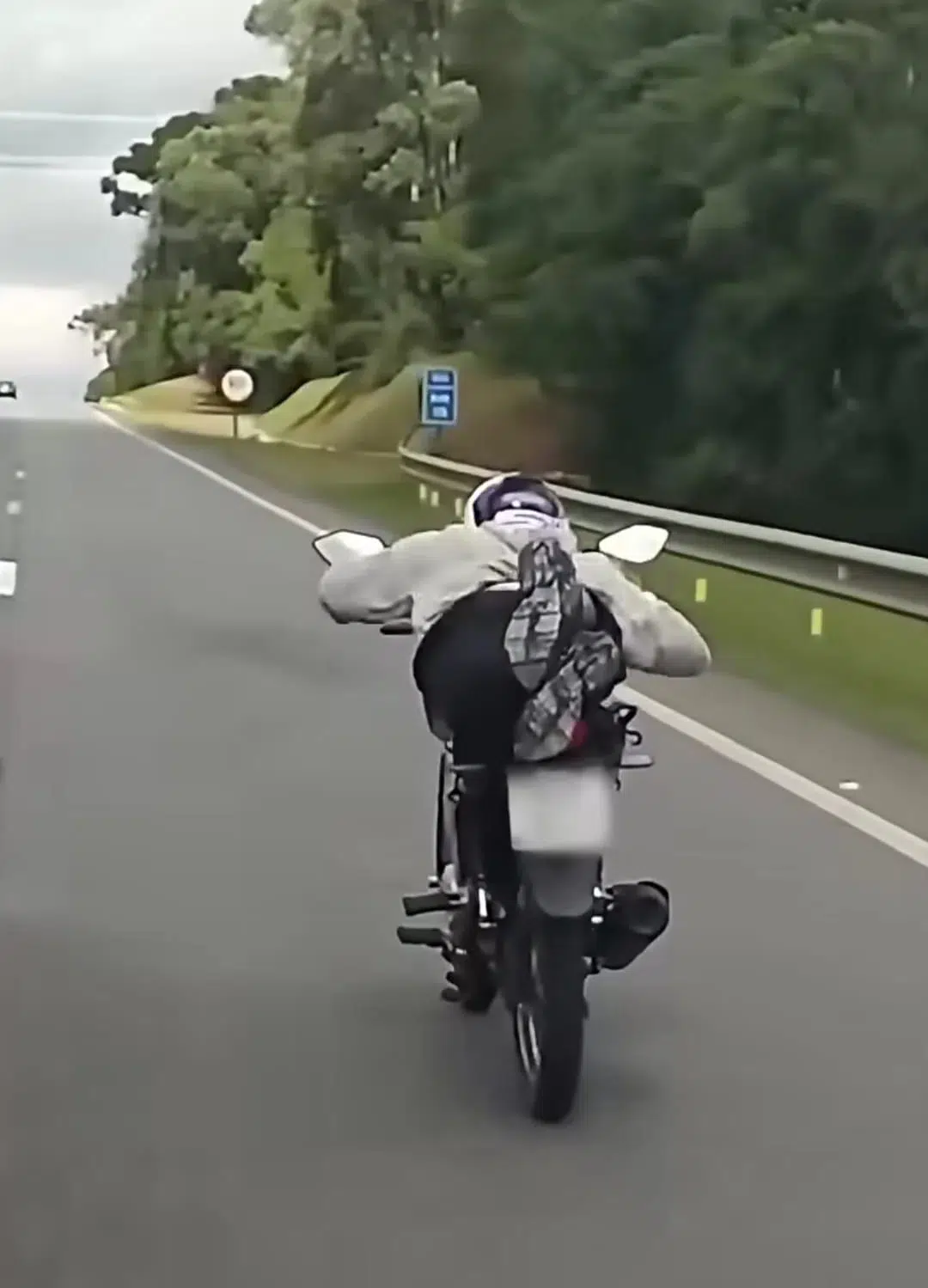 Motociclista executa manobra 'Superman' e sofre abordagem da PRF na BR-116 6 Motociclista de 23 anos deitado sobre o banco da moto com os braços para trás na BR-116 antes da abordagem da PRF