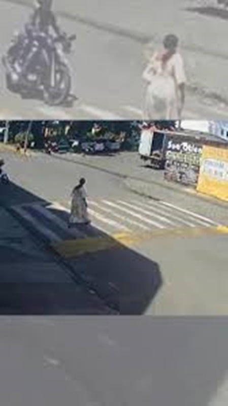 Mulher sofre atropelamento em faixa de pedestres em Itapetinga; caso repercute nas redes sociais 6 Câmera de segurança registra mulher atravessando faixa de pedestres e moto se aproximando antes do atropelamento