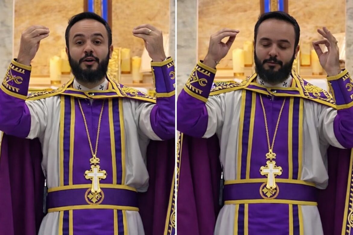 Padre com vestes roxas e cruz dourada faz gestos com as mãos em igreja