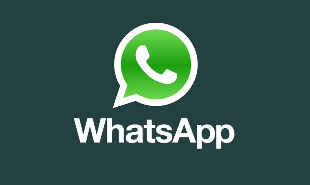 WhatsApp pode mostrar onde você está durante ligações; saiba como se proteger 6 Logotipo do WhatsApp sobre um fundo verde escuro com o nome da marca escrito em branco.