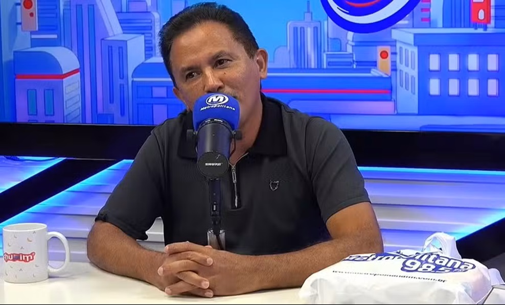Vídeo: Pré-candidato Manoel Gomes vira meme após dificuldade em explicar propostas políticas nas eleições de 2026 6 Manoel Gomes, cantor de 56 anos, durante entrevista em estúdio de rádio com microfone da Metropolitana, usando camisa polo preta