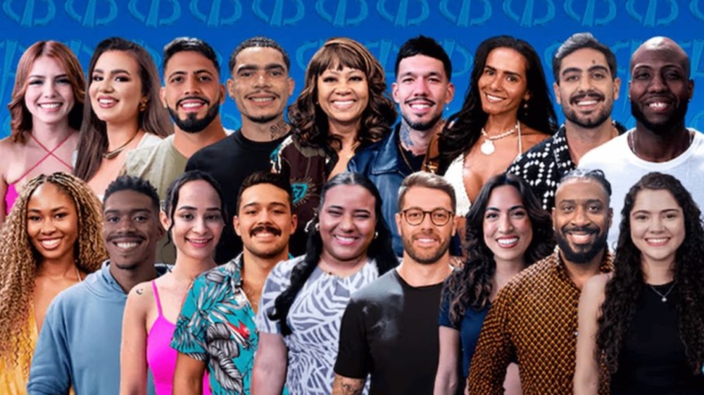 Reality 'Casa do Patrão' teve a sua estreia; confira como foi o 1º dia 6 18 participantes do reality Casa do Patrão posam em duas fileiras com fundo azul estilizado