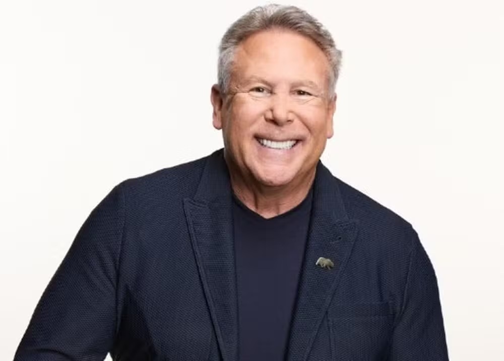 Modelo acusada de dar golpes em idosos ricos anuncia casamento com bilionário 6 Stephen J. Cloobeck, empresário americano com cabelos grisalhos, sorriso largo, vestindo blazer azul-marinho com pin de urso dourado na lapela