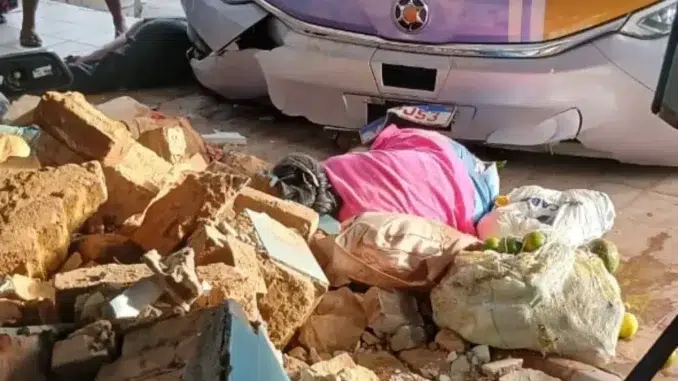 Tragédia: ônibus invade rodoviária e deixa mortos e feridos 6 Ônibus da empresa Rota Transportes após invadir ponto de apoio rodoviário, escombros de tijolos e pertences espalhados pelo chão.