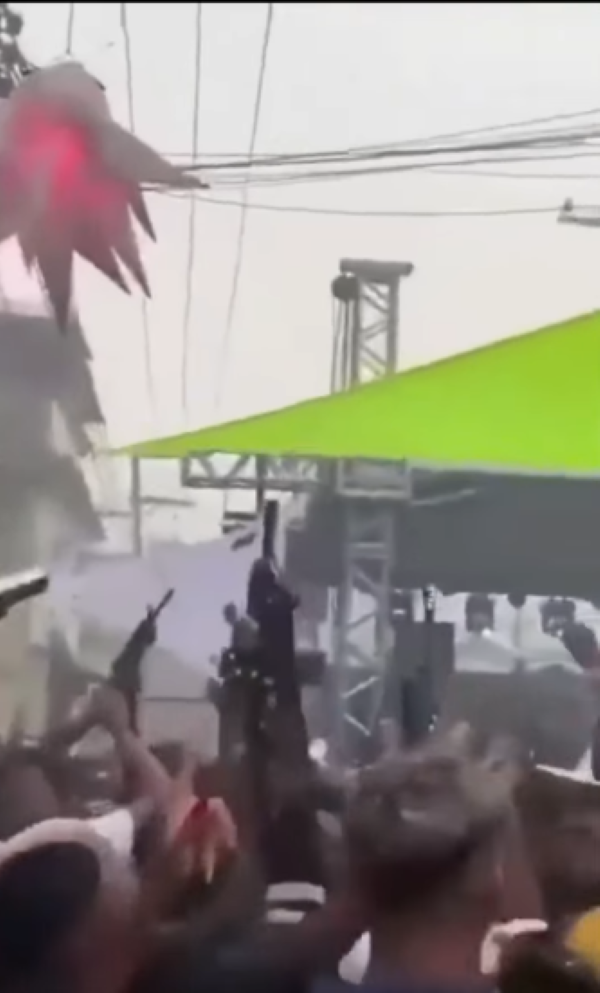 Imagens de baile funk no RJ assustam e vídeo viraliza nas redes sociais; assista 6 Homens segurando fuzis para o alto durante baile funk em Duque de Caxias, Rio de Janeiro, com público aglomerado sob lona verde.