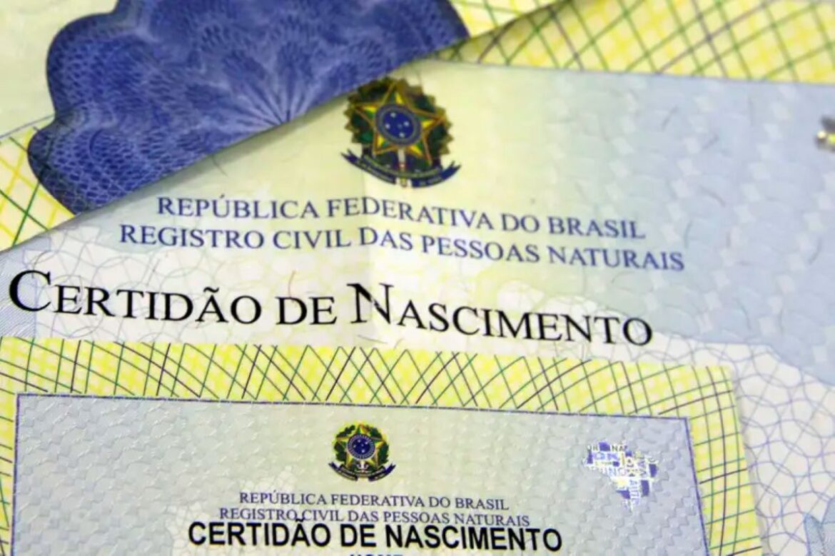 Close em duas Certidões de Nascimento brasileiras com o brasão da República, destacando o cabeçalho "Registro Civil das Pessoas Naturais".