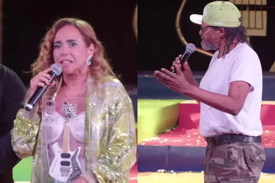 VÍDEO: Em evento, Daniela Mercury acusa Edson Gomes de violência contra mulher e cantor reage 6 Montagem com Daniela Mercury à esquerda, falando ao microfone com expressão séria e usando jaqueta dourada, e Edson Gomes à direita, gesticulando com o microfone na mão e usando boné verde.