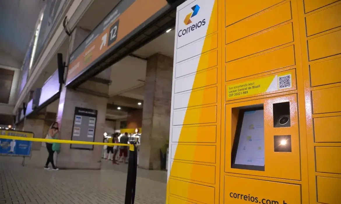 Máquina de autoatendimento dos Correios em estação, com lockers para retiradas de encomendas.