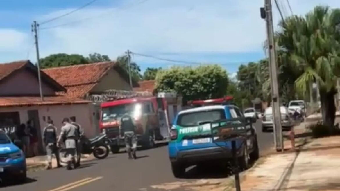 Viaturas da Polícia Militar e Corpo de Bombeiros em rua de bairro residencial com casas de telha colonial