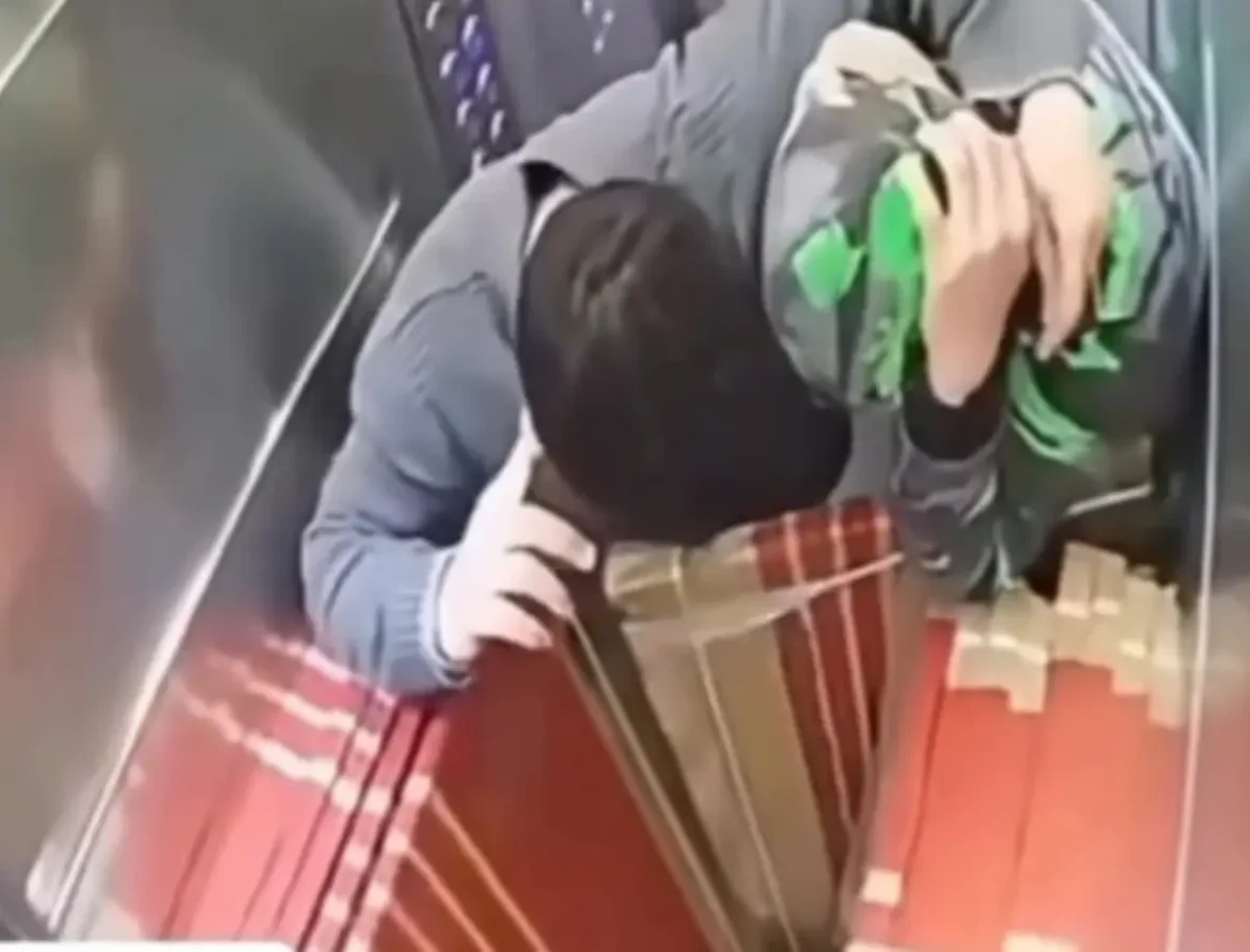 Trabalhadores em elevador prestes a sofrer acidente, com a carga suspensa.