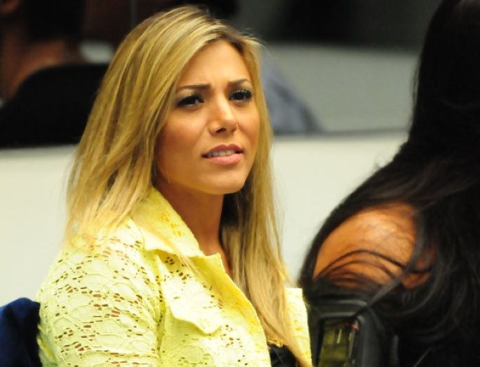 Além de Ana Paula Renault: Relembre outros participantes que perderam parentes durante o BBB 6 Participante Fabiana Teixeira no BBB 12 com expressão de preocupação e abalo emocional, representando o momento em que recebeu a notícia do falecimento de seu pai.