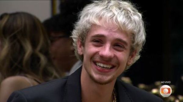 Por que Marina Sena não esteve na final do BBB 26? Cantora namora Juliano Floss 6 Close do participante Juliano Floss, com cabelos loiros platinados e desgrenhados, sorrindo e com os olhos levemente marejados durante a final do BBB 26.