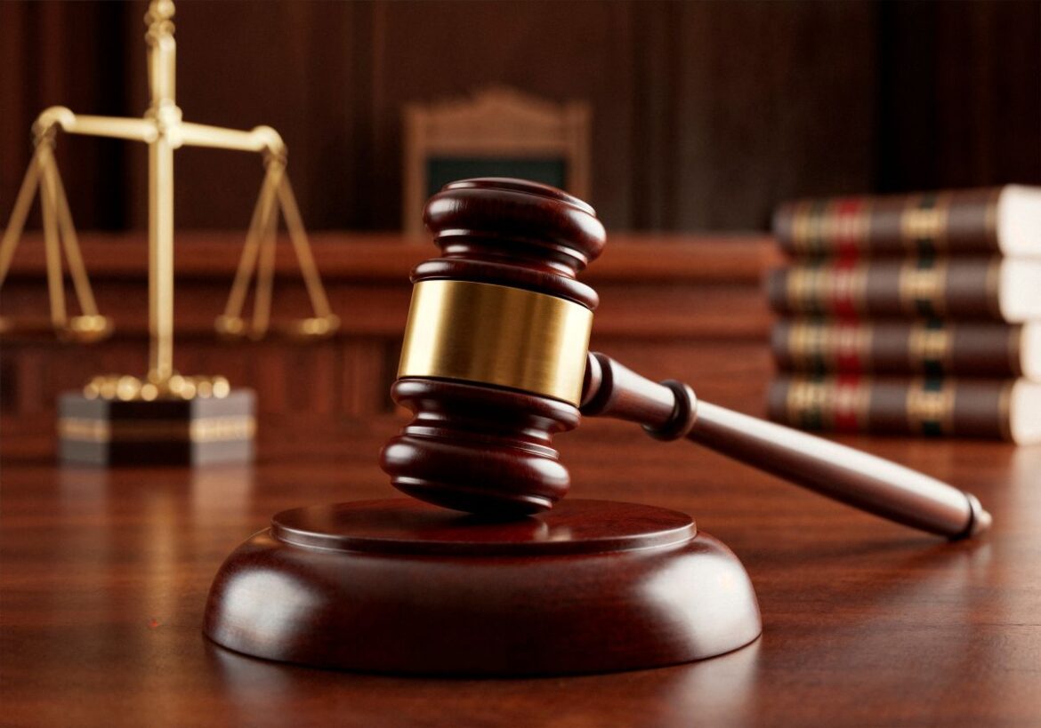 Martelo de juiz em tribunal representando decisão judicial sobre o caso “Careca do INSS”