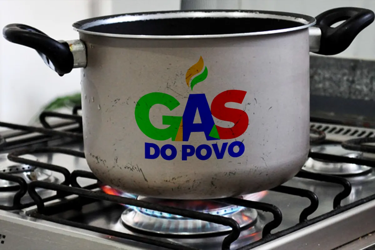 Gás do Povo: Caixa libera vale-recarga para 206 mil novas famílias em todo o Brasil 6 Panela de alumínio sobre a chama acesa de um fogão, estampada com o logotipo colorido do programa social Gás do Povo.