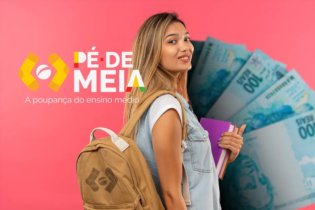 Pé-de-Meia: estudantes já podem conferir frequência nas aulas; saiba como 6 Uma jovem estudante sorridente, de perfil, com uma mochila bege nas costas e segurando livros roxos. Ao fundo rosa vibrante, o logotipo do programa "Pé-de-Meia" com o slogan "A poupança do ensino médio" à esquerda, e um leque de notas de 100 reais à direita.