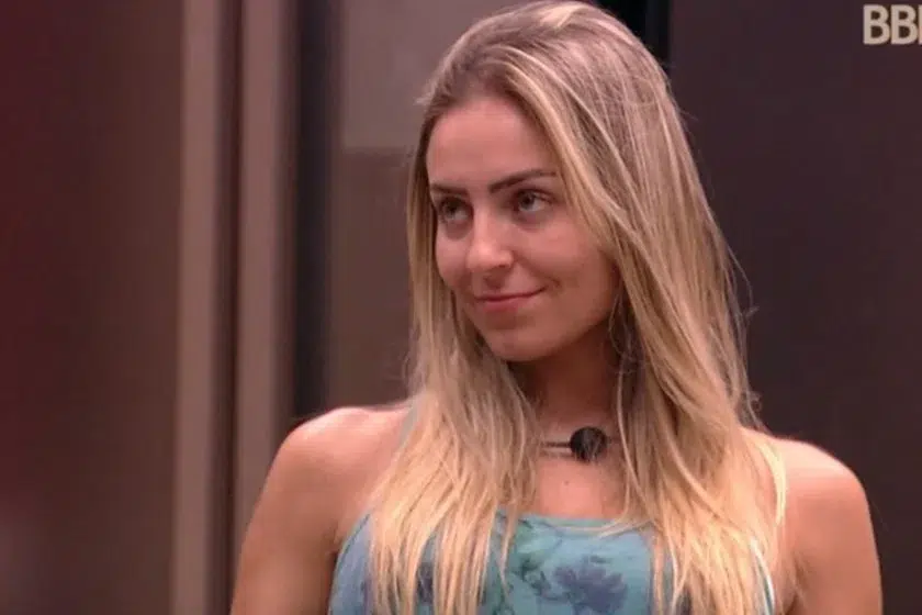 BBB: saiba o que vencedores de outras edições fizeram com o dinheiro do prémio 7 Ex-BBB Paula Sperling, campeã da 19ª edição, olhando para o lado com um leve sorriso, ilustrando a trajetória de quem utilizou o prêmio para quitar dívidas familiares e investir no futuro.